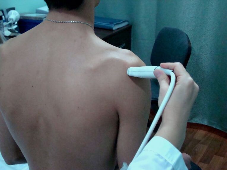 La physiothérapie moderne aidera à faire face aux symptômes de l'arthrose de l'épaule à un stade précoce. 