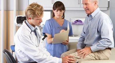 Patient atteint d'arthrose dans l'inspection d'une orthopédie