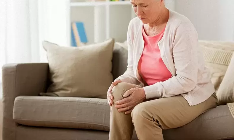 Arthrose des articulations chez une femme âgée.