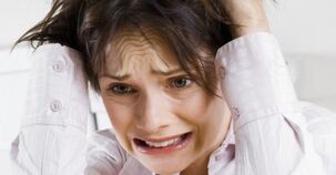 L'apparition de la douleur chez une femme due au stress. 